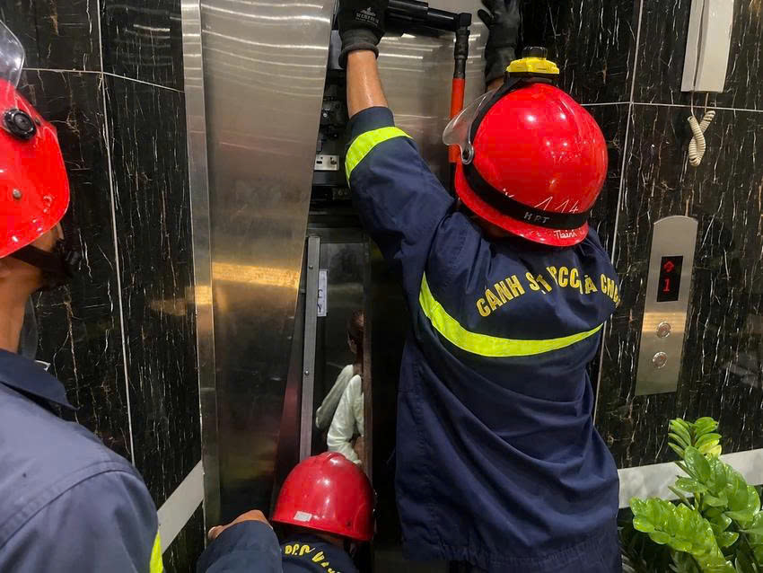 Đội Chữa cháy và CNCH khu vực 30 giải cứu hai người mắc kẹt trong thang máy ngày 7/5/2026