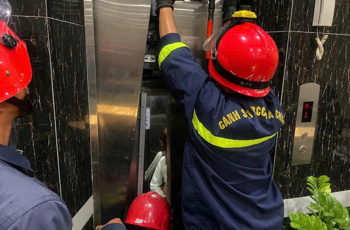 TP HCM: Giải cứu hai người mắc kẹt trong thang máy