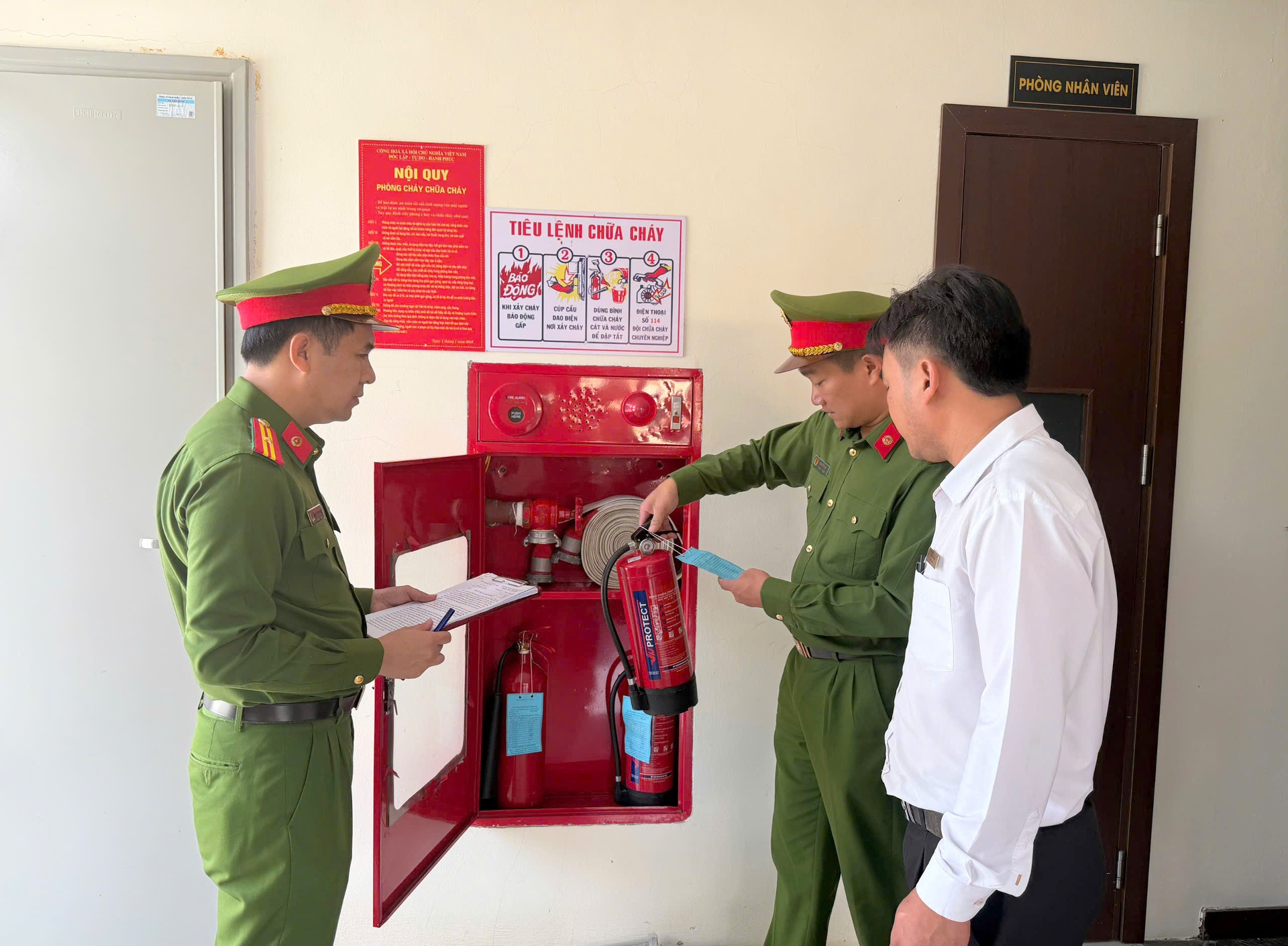 Cán bộ công an kiểm tra phương tiện chữa cháy. 