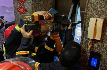Đồng Nai: Phá cửa thang máy, giải cứu 6 người mắc kẹt trong thang máy