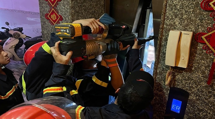 Đồng Nai: Phá cửa thang máy, giải cứu 6 người mắc kẹt trong thang máy