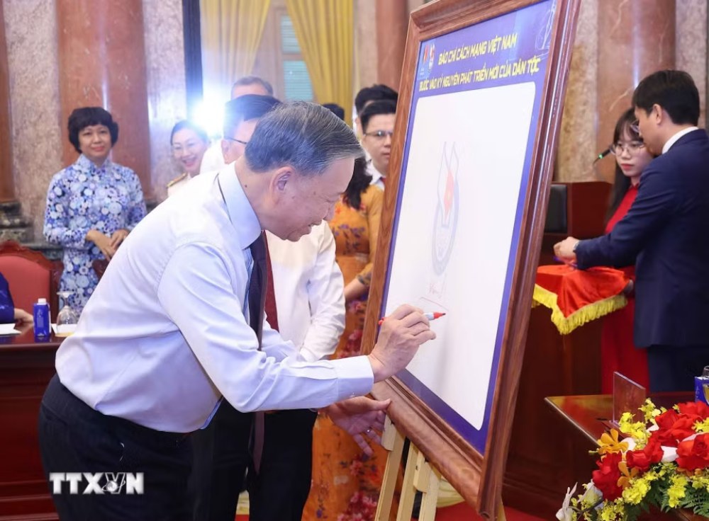 Tổng Bí thư, Chủ tịch nước Tô Lâm ký lưu niệm vào biểu trưng của Hội Nhà báo Việt Nam Tổng Bí thư, Chủ tịch nước Tô Lâm ký lưu niệm vào biểu trưng của Hội Nhà báo Việt Nam
