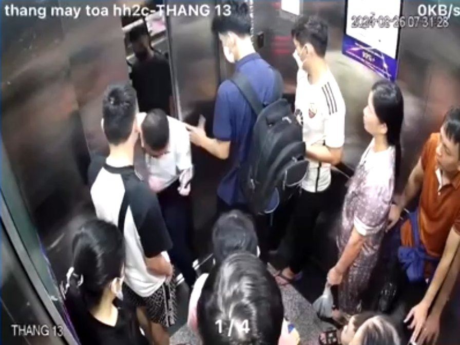 Người đàn ông đang đi vào thang máy ở khu vực tòa HH2C, chung cư HH Linh Đàm (Hà Nội) thì suýt bị 