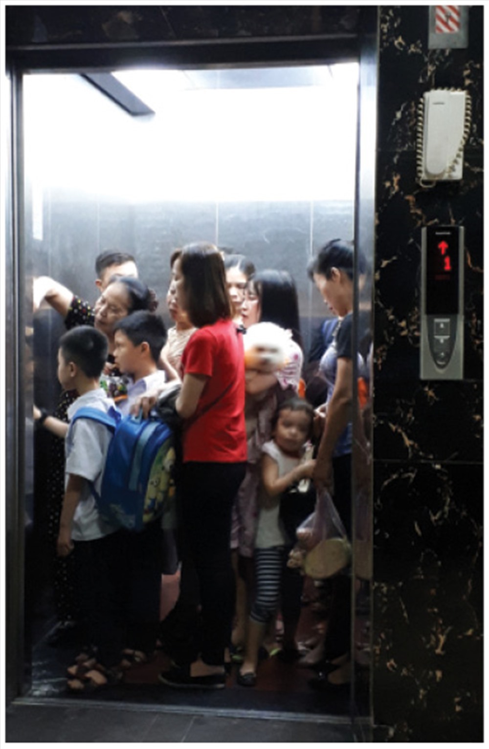 Người dân chung cư HH Linh Đàm chen chúc vào thang máy.
