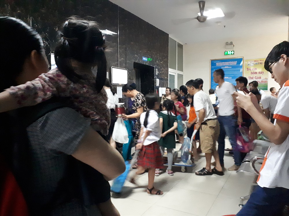 Hình ảnh cư dân chờ đợi thang máy trong giờ cao điểm tại khu chung cư HH Linh Đàm