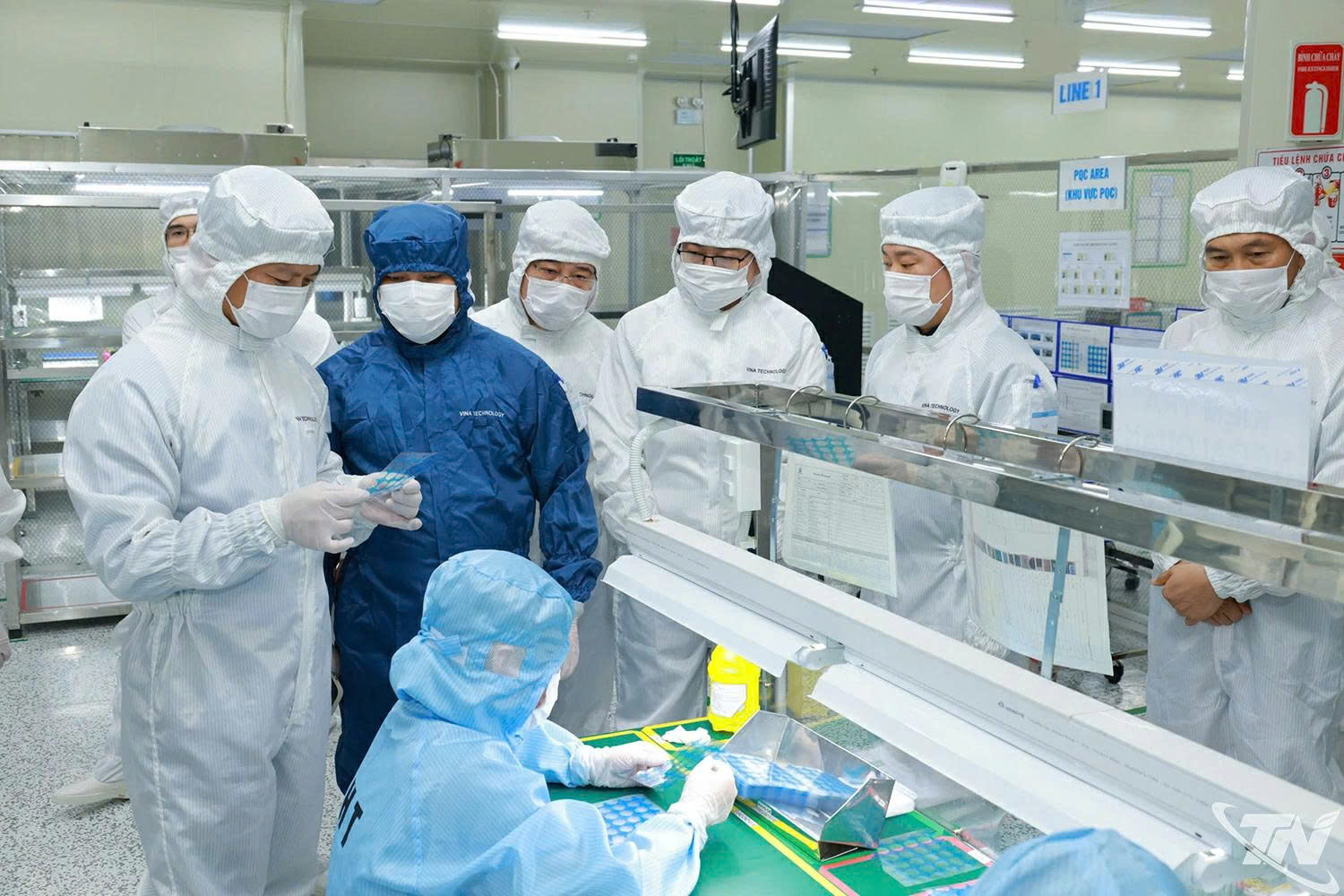 Đoàn công tác thăm dây chuyền sản xuất tại Công ty Vina Technology (KCN Điềm Thụy, xã Điềm Thụy).