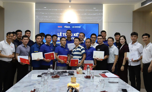 Awarding certificates to students of the Advanced Elevator Maintenance Training Course Awarding certificates to students of the Advanced Elevator Maintenance Training Course