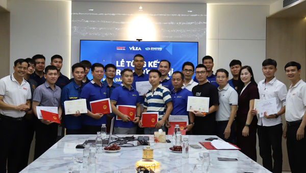 Awarding certificates to students of the Advanced Elevator Maintenance Training Course