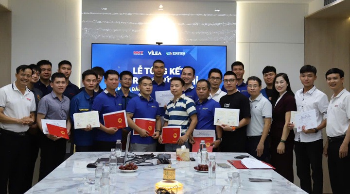 Awarding certificates to students of the Advanced Elevator Maintenance Training Course