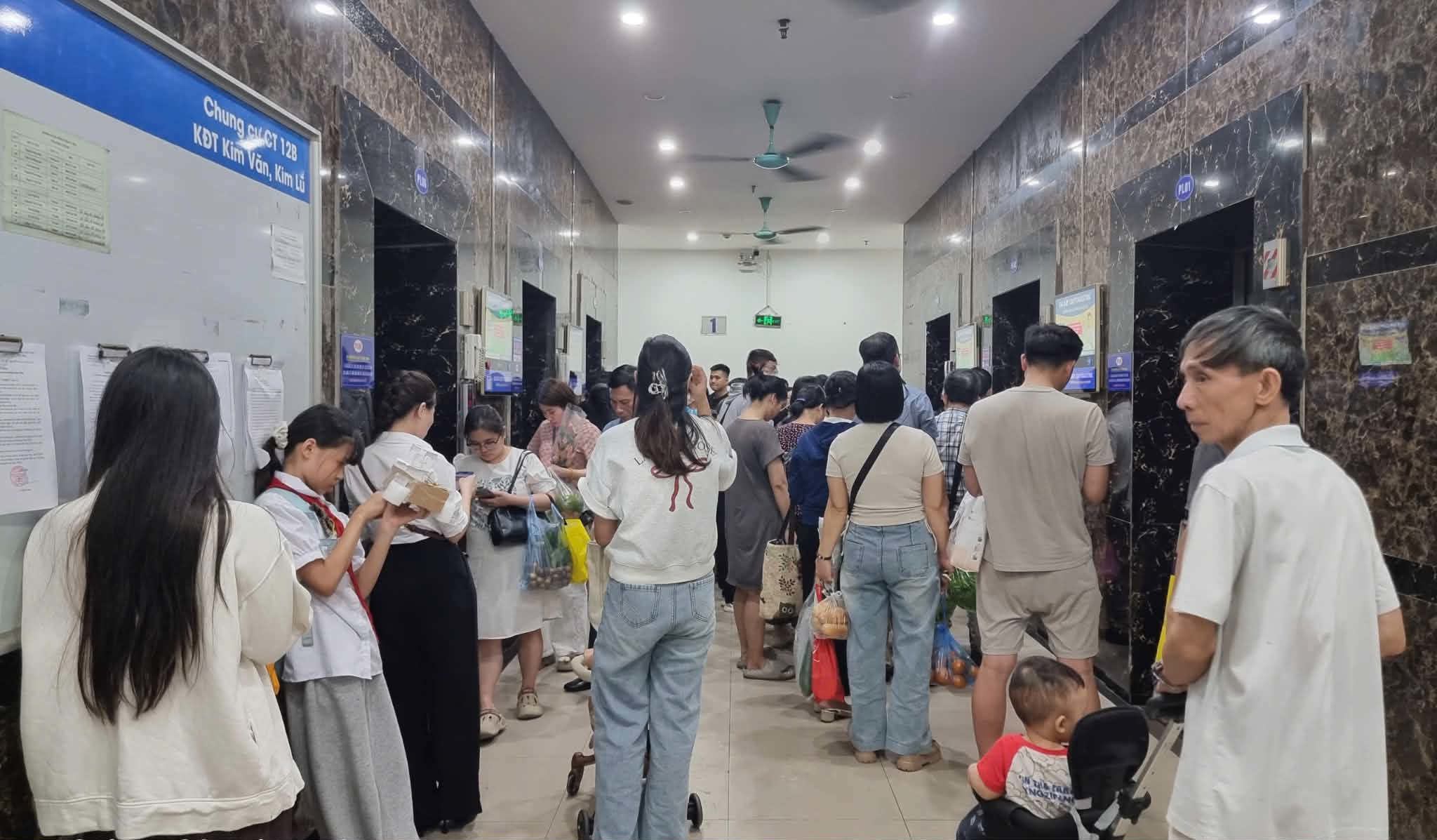 Phản ánh trên báo chí tháng 4/2026 cho thấy Chung cư CT12B, phường Định Công (Hà Nội) sau 12 năm sử dụng nay bị bong tróc, ngấm dột, rơi từng mảng tường, thang máy hư hỏng... trong khi đó quỹ bảo trì của tòa nhà hiện đang ở mức 0 đồng.