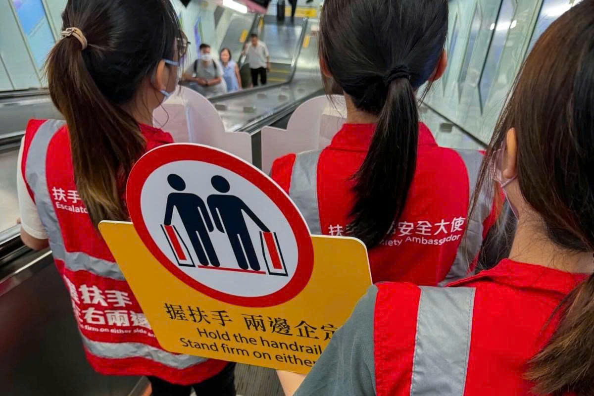 Việc khuyến khích hành khách đứng hai bên thang cuốn được kỳ vọng sẽ giảm thiểu số vụ tai nạn thang cuốn Việc khuyến khích hành khách đứng hai bên thang cuốn được kỳ vọng sẽ giảm thiểu số vụ tai nạn thang cuốn