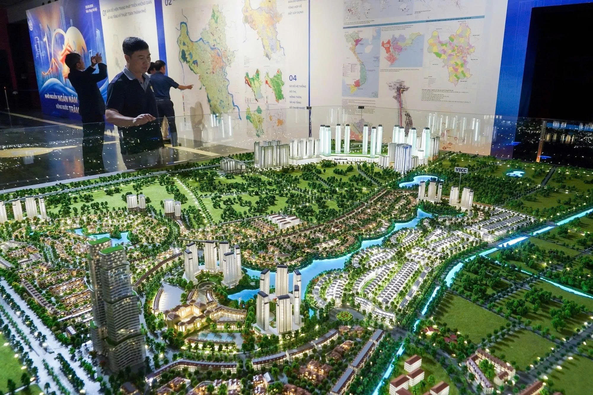 Sa bàn một khu đô thị trên đại lộ Thăng Long được trưng bày tại triển lãm Quy hoạch tổng thể thủ đô Hà Nội tầm nhìn 100 năm. Ảnh: Hữu Thắng Sa bàn một khu đô thị trên đại lộ Thăng Long được trưng bày tại triển lãm Quy hoạch tổng thể thủ đô Hà Nội tầm nhìn 100 năm. Ảnh: Hữu Thắng