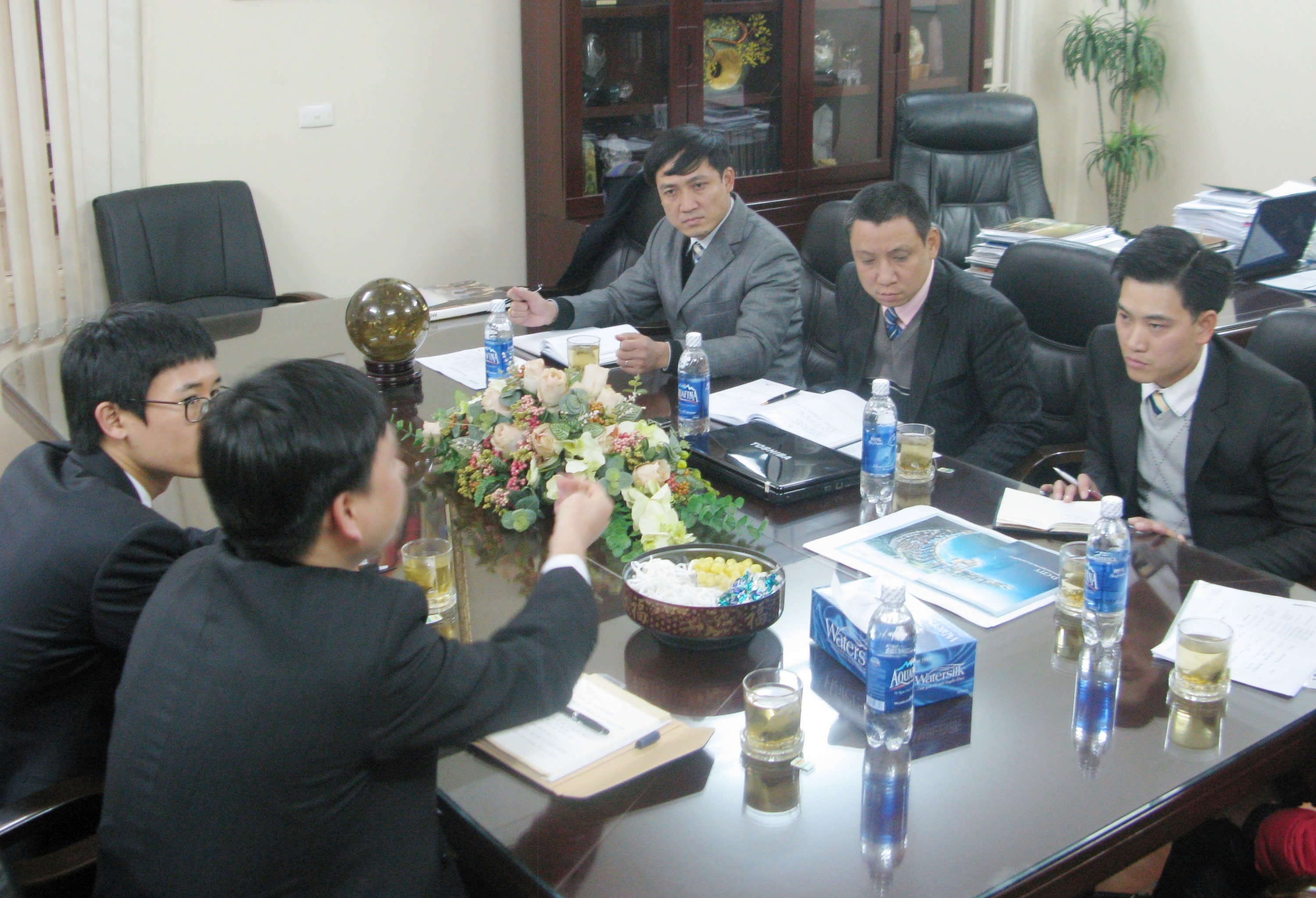 Ông Phạm Đại Nghĩa (ở giữa) trong buổi họp với nhà thầu nước ngoài khác cùng tham gia vào hạng mục lắp đặt thang máy, thang cuốn của dự án Keangnam.