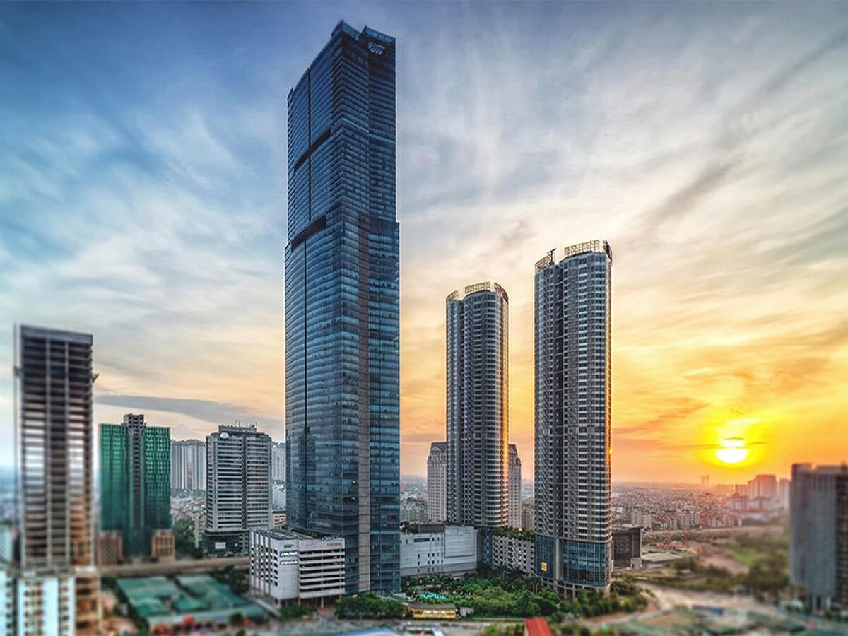 Tại thời điểm khánh thành, Keangnam Hanoi Landmark Tower là tòa nhà cao nhất Việt Nam, thứ 17 trên thế giới. Đồng thời, công trình cũng đứng thứ 5 thế giới xét về tổng diện tích của một công trình kiến trúc đơn lẻ. Hiện toà nhà đang tiếp tục giữ vị trí cao thứ 2 Việt Nam.