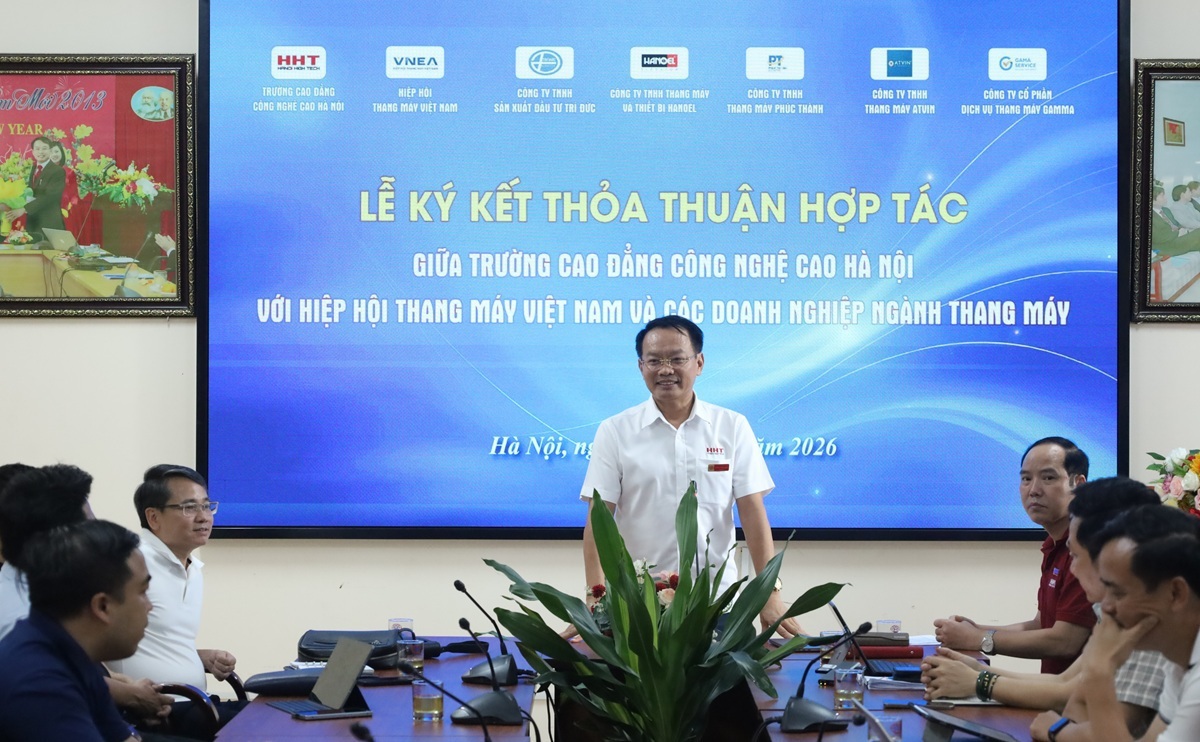 Nhà giáo ưu tú, Tiến sĩ Phạm Xuân Khánh - Bí thư Đảng ủy, Hiệu trưởng HHT Nhà giáo ưu tú, Tiến sĩ Phạm Xuân Khánh - Bí thư Đảng ủy, Hiệu trưởng HHT
