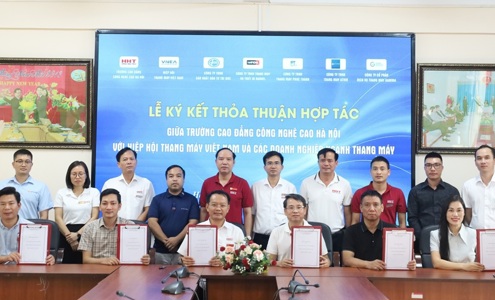 Signing cooperation agreement for college-level training specialized in elevators.