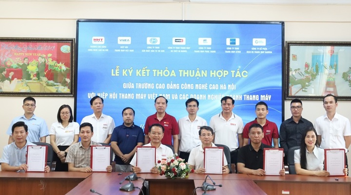 Signing cooperation agreement for college-level training specialized in elevators.