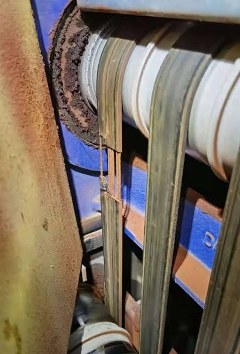 Cáp dẹt/cáp đai bị già hoá nghiêm trọng, vỏ bị đứt và cáp bị rỉ sét Cáp dẹt/cáp đai bị già hoá nghiêm trọng, vỏ bị đứt và cáp bị rỉ sét