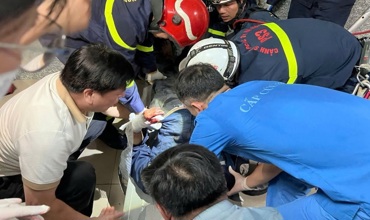 Hanoi: Maintenance worker falls from 5th floor into elevator shaft Hanoi: Maintenance worker falls from 5th floor into elevator shaft