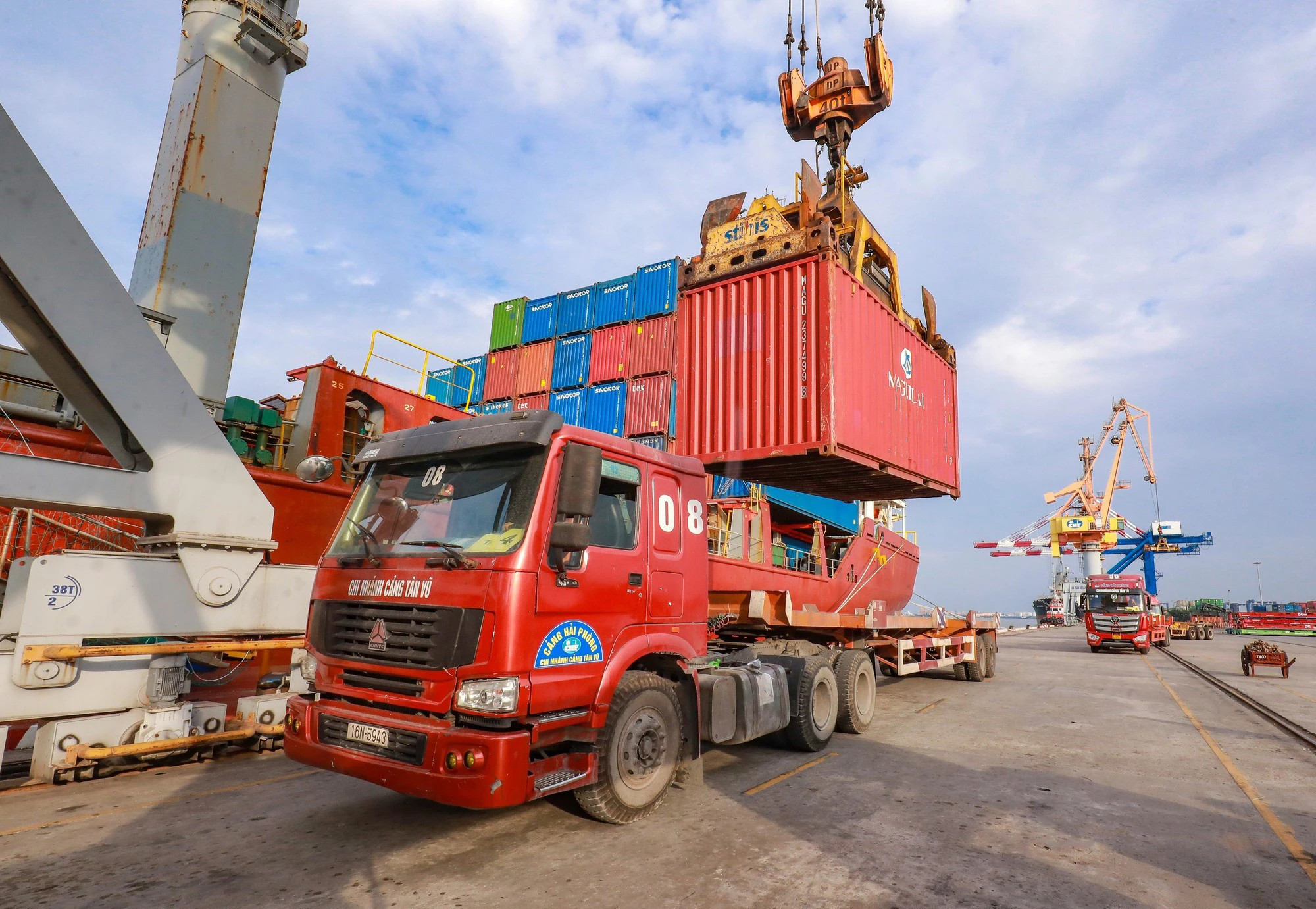 Hàng đã về kho nhưng doanh nghiệp vẫn chưa thể mở tờ khai hải quan do chưa đăng ký được thủ tục kiểm tra chất lượng với Sở Nội vụ địa phương; khiến cho tiến độ giao hàng bị đình trệ,chi phí lưu kho phát sinh ngày càng tăng. Hàng đã về kho nhưng doanh nghiệp vẫn chưa thể mở tờ khai hải quan do chưa đăng ký được thủ tục kiểm tra chất lượng với Sở Nội vụ địa phương; khiến cho tiến độ giao hàng bị đình trệ,chi phí lưu kho phát sinh ngày càng tăng.