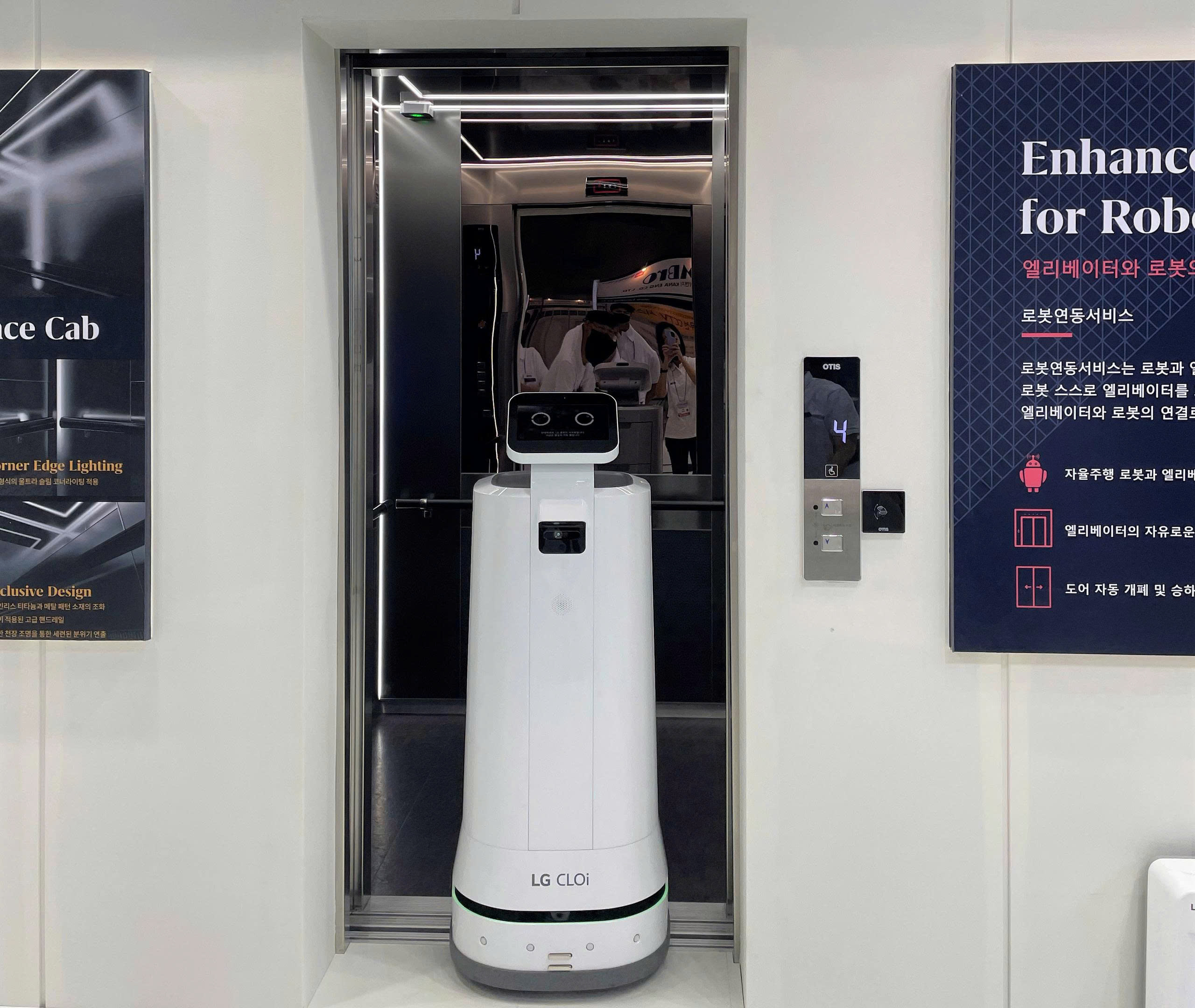 Robot kết nối với thang máy là giải pháp di chuyển tự động (AMR) cho phép robot tự gọi thang, chọn tầng và di chuyển giữa các tầng liền mạch mà không cần con người hỗ trợ. (Trong ảnh: Otis Robot do Thang máy Nippon Otis phối hợp nhà cung cấp robot AIM Technologies , nhằm tích hợp thang máy của hãng với robot thông qua điện toán đám mây) Robot kết nối với thang máy là giải pháp di chuyển tự động (AMR) cho phép robot tự gọi thang, chọn tầng và di chuyển giữa các tầng liền mạch mà không cần con người hỗ trợ. (Trong ảnh: Otis Robot do Thang máy Nippon Otis phối hợp nhà cung cấp robot AIM Technologies , nhằm tích hợp thang máy của hãng với robot thông qua điện toán đám mây)