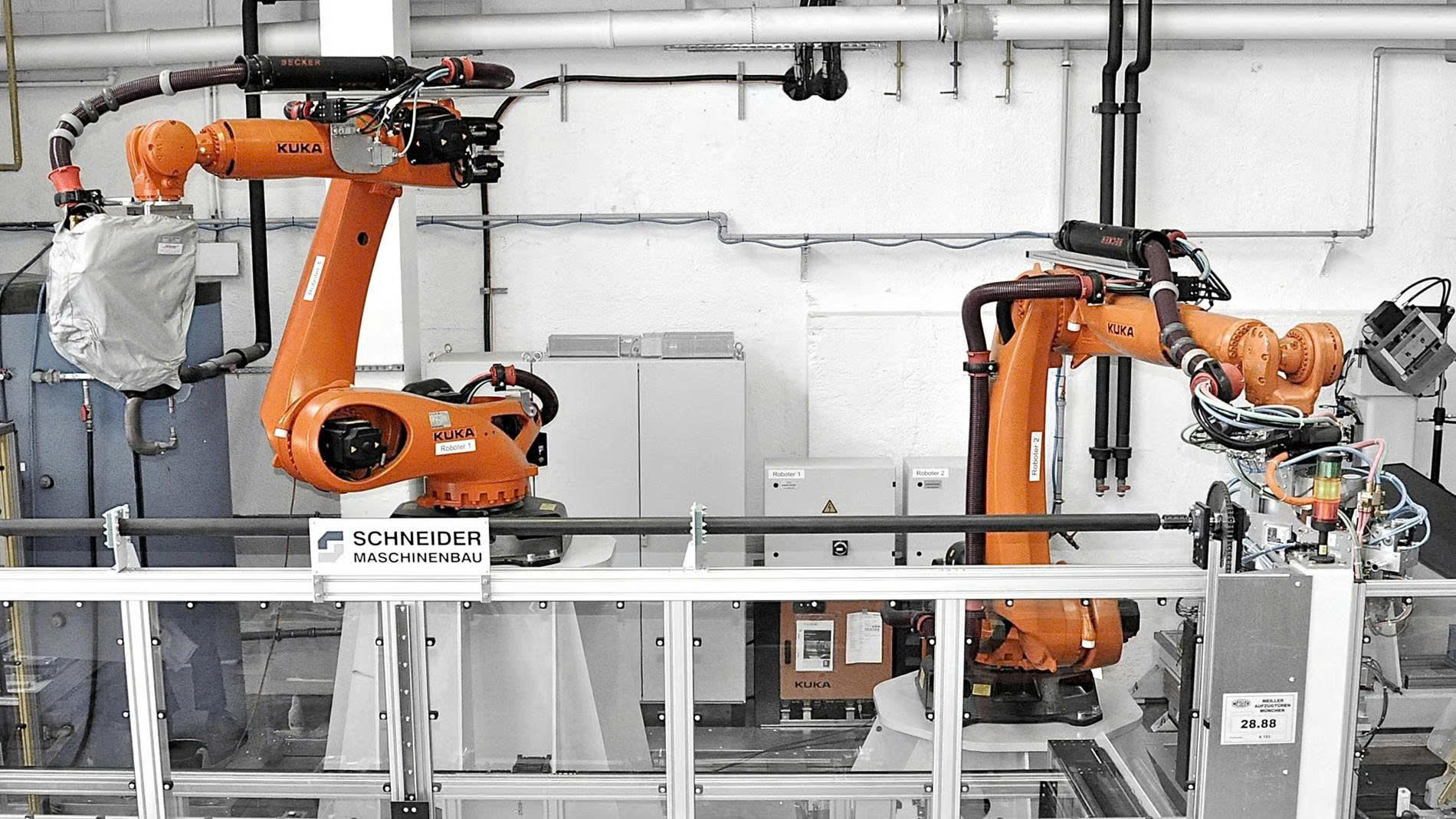 Các cánh tay robot bên trong nhà máy sản xuất cửa thang máy của Meiller Kipper Các cánh tay robot bên trong nhà máy sản xuất cửa thang máy của Meiller Kipper
