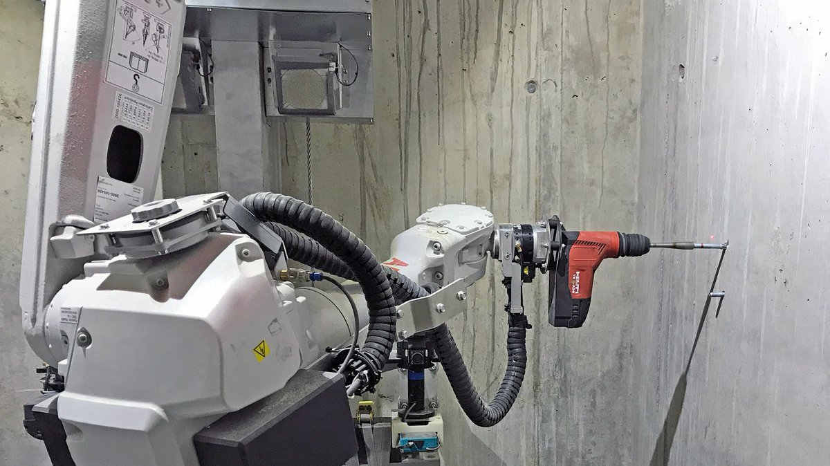 Robot của Schindler thực hiện công việc đo đạc và khoan trong giếng thang. Robot của Schindler thực hiện công việc đo đạc và khoan trong giếng thang.