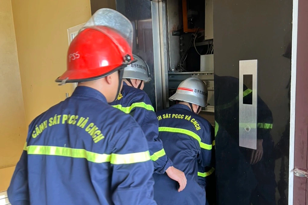 Công tác cứu hộ thang máy cần được tổ chức theo cơ chế phản ứng nhanh, có đầu mối tiếp nhận 24/7, lực lượng được đào tạo đúng quy trình và dữ liệu thiết bị rõ ràng để bảo đảm an toàn khi xảy ra sự cố mắc kẹt.