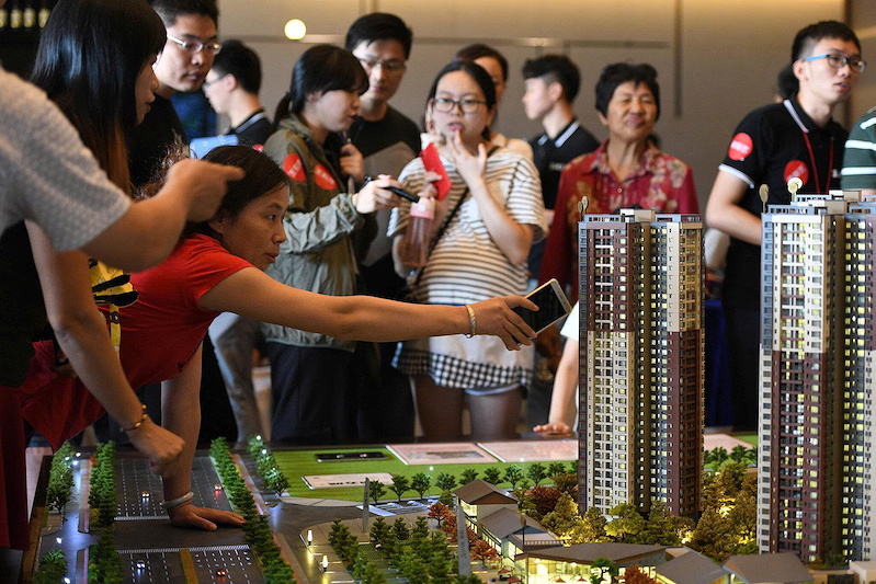 Trong văn hóa Trung Quốc, sở hữu bất động sản không chỉ đại diện cho sự ổn định tài chính và vị thế xã hội. Dù vậy, nền kinh tế đang đà tăng chậm lại cùng thị trường nhà ở chìm trong khủng hoảng đã đảo ngược hoàn toàn văn hóa mua nhà ở Trung Quốc.