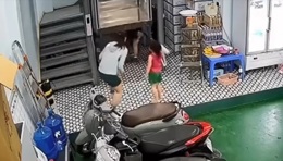 Đứng dưới tời nâng không có vách bao che, người phụ nữ gặp nạn