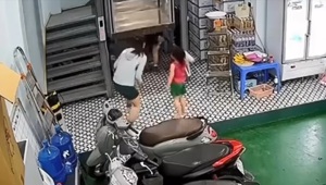 Đứng dưới tời nâng không có vách bao che, người phụ nữ gặp nạn Đứng dưới tời nâng không có vách bao che, người phụ nữ gặp nạn