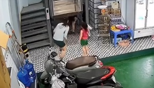Đứng dưới tời nâng không có vách bao che, người phụ nữ gặp nạn
