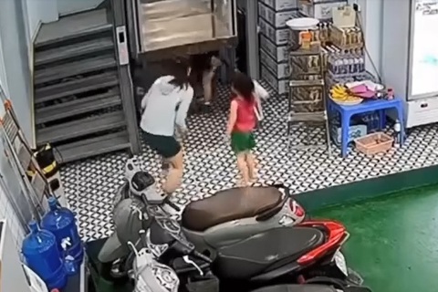 Đứng dưới tời nâng không có vách bao che, người phụ nữ gặp nạn