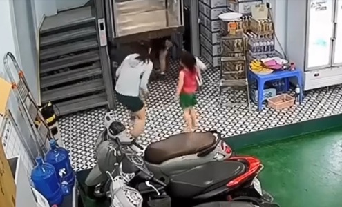 Đứng dưới tời nâng không có vách bao che, người phụ nữ gặp nạn Đứng dưới tời nâng không có vách bao che, người phụ nữ gặp nạn