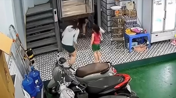 Đứng dưới tời nâng không có vách bao che, người phụ nữ gặp nạn