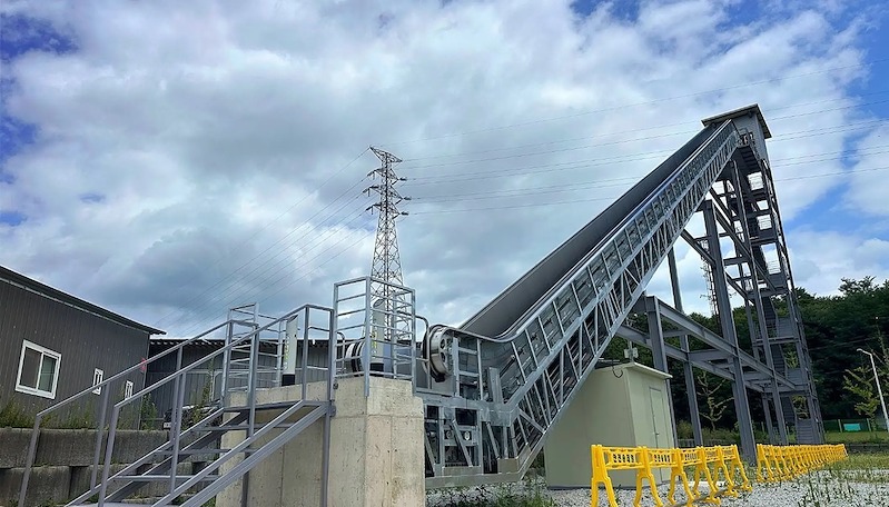 Một thang cuốn cao 21 m (69 feet) được lắp đặt bên cạnh nhà máy của K-Escalator tại huyện Geochang, tỉnh Nam Gyeongsang. Một thang cuốn cao 21 m (69 feet) được lắp đặt bên cạnh nhà máy của K-Escalator tại huyện Geochang, tỉnh Nam Gyeongsang.
