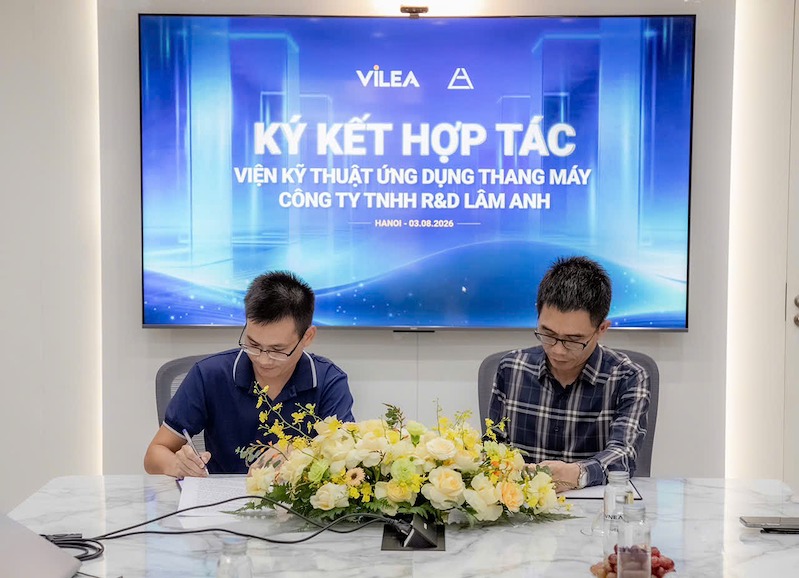 Ông Nguyễn Đức Hạnh - Viện trưởng Viện Kỹ thuật Ứng dụng Thang máy và ông Đoàn Quyết Chiến - Giám đốc RnD Lâm Anh ký kết hợp tác