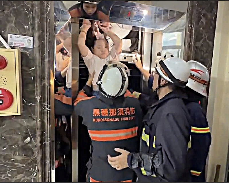 Thang máy gặp sự cố khiến 13 người (5 người lớn và 8 trẻ em) bị mắc kẹt tại Định Công, Hà Nội. Thang máy gặp sự cố khiến 13 người (5 người lớn và 8 trẻ em) bị mắc kẹt tại Định Công, Hà Nội.