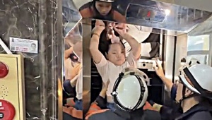 Hanoi: Rescue of 13 people trapped in an elevator - Risks from rescue operations not following safety techniques Hanoi: Rescue of 13 people trapped in an elevator - Risks from rescue operations not following safety techniques