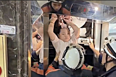 Hanoi: Rescue of 13 people trapped in an elevator - Risks from rescue operations not following safety techniques Hanoi: Rescue of 13 people trapped in an elevator - Risks from rescue operations not following safety techniques
