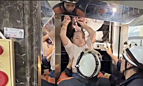 Hanoi: Rescue of 13 people trapped in an elevator - Risks from rescue operations not following safety techniques Hanoi: Rescue of 13 people trapped in an elevator - Risks from rescue operations not following safety techniques