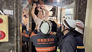 Hà Nội: Giải cứu 13 người kẹt thang máy, trong đó có 8 trẻ em Hà Nội: Giải cứu 13 người kẹt thang máy, trong đó có 8 trẻ em