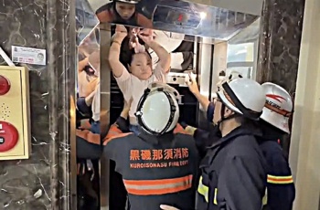 Hà Nội: Giải cứu 13 người kẹt thang máy, trong đó có 8 trẻ em Hà Nội: Giải cứu 13 người kẹt thang máy, trong đó có 8 trẻ em