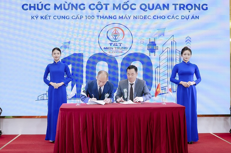 Ông Nguyễn Trọng Trung - Giám đốc Công ty TNHH T&T Miền Trung và ông Felix Wong - Phó Chủ tịch Tập đoàn Nidec Elevator ký kết biên bản hợp tác.