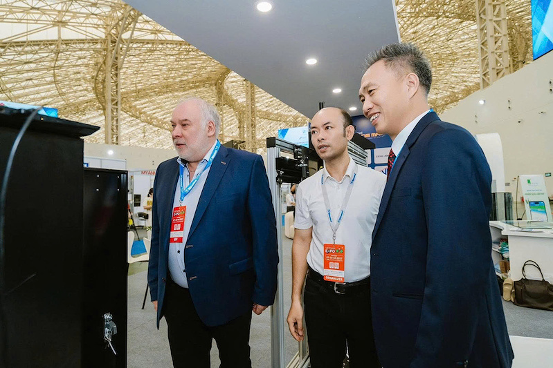 Ông Peter Zdun, Giám đốc điều hành INTEC GmbH (ngoài cùng bên trái), trao đổi với ông Nguyễn Hải Đức, Chủ tịch Hiệp hội Thang máy Việt Nam (ngoài cùng bên phải), tại khu trưng bày giải pháp điều khiển thang máy VILEA-INT do Viện Kỹ thuật Ứng dụng Thang máy phát triển.