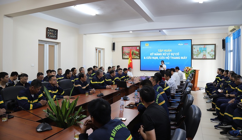 Phòng Cảnh sát PCCC&CNCH - Công an TP Hà Nội phối hợp với Hiệp hội Thang máy Việt Nam tổ chức lớp tập huấn kỹ năng xử lý sự cố và cứu nạn, cứu hộ thang máy.