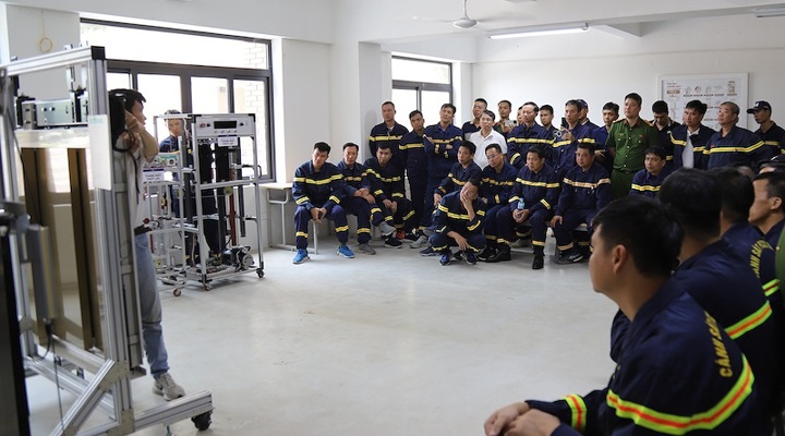 VNEA provides elevator rescue training for fire prevention, fighting, and rescue commanding officers of the Hanoi City Police.
