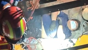 Giải cứu kỹ thuật viên nặng 135 kg rơi xuống hố thang máy