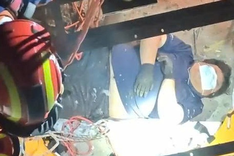 Rescuing a 135 kg technician who fell into an elevator shaft Rescuing a 135 kg technician who fell into an elevator shaft