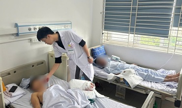 Hanoi: Man's hand crushed by elevator